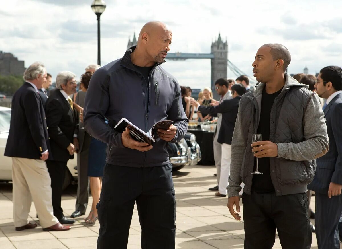 Форсаж 5 7. Дуэйн Джонсон Форсаж 6. Fast & Furious 6 (Форсаж 6) (2013). Форсаж 7 (Furious 7) 2015.