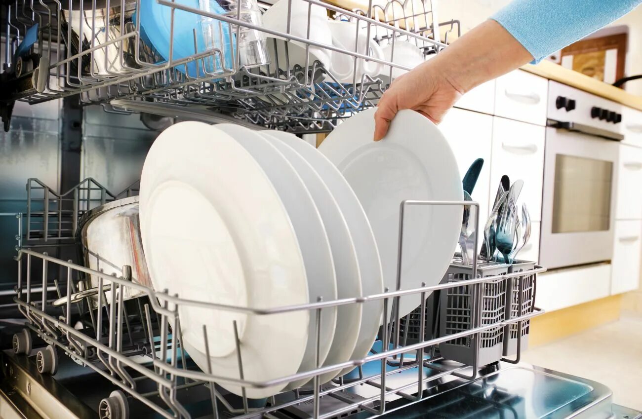 Для посудомоечных машин. Посуда моющая машина. Посуда в посудомоечной машине. Чистая посуда.