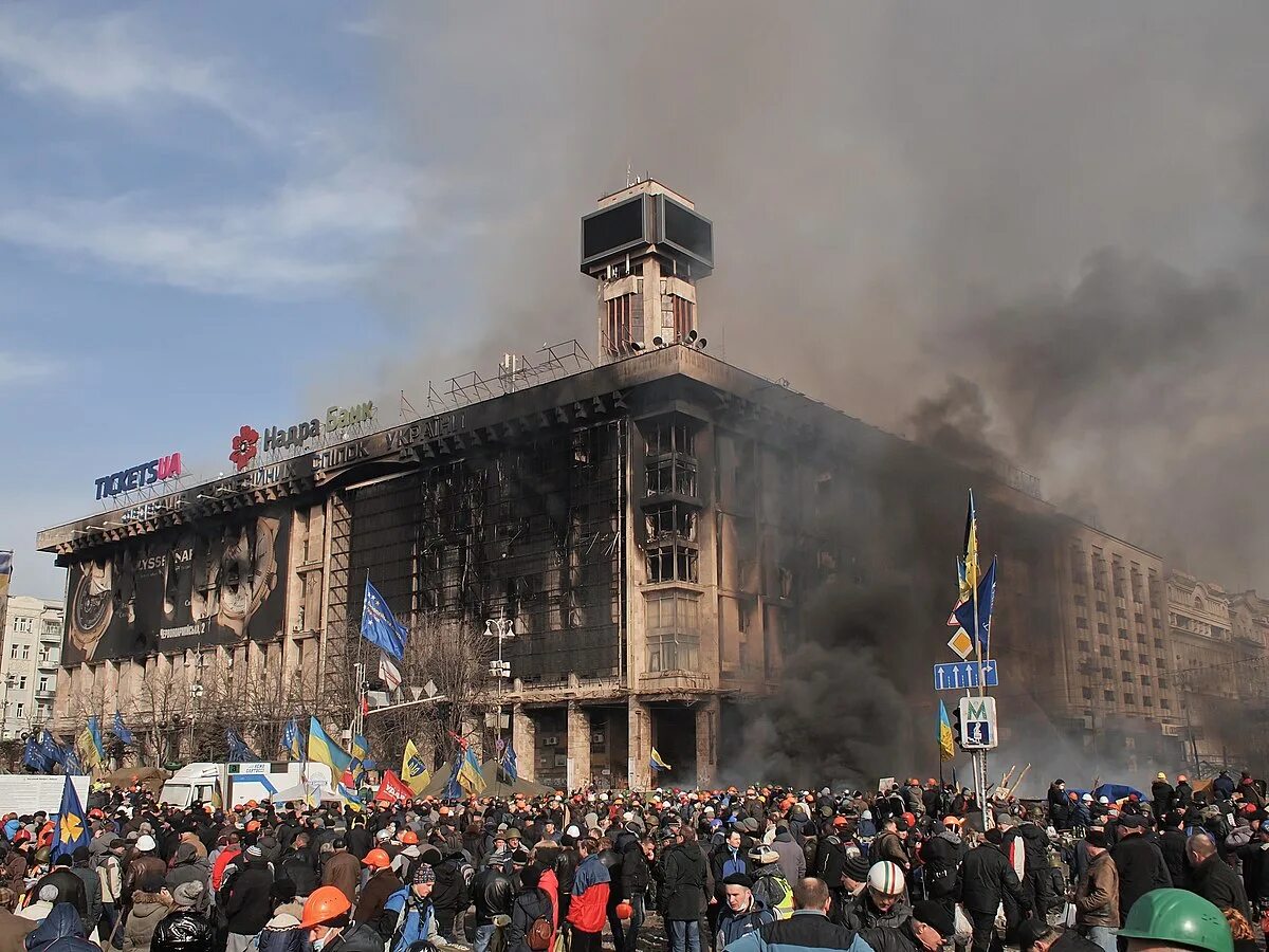 Что было на майдане в 2014. Дом профсоюзов Киев 2014. Майдан 2014 дом профсоюзов Киев. Киев площадь независимости Евромайдан. Дом профсоюзов Киев Майдан.