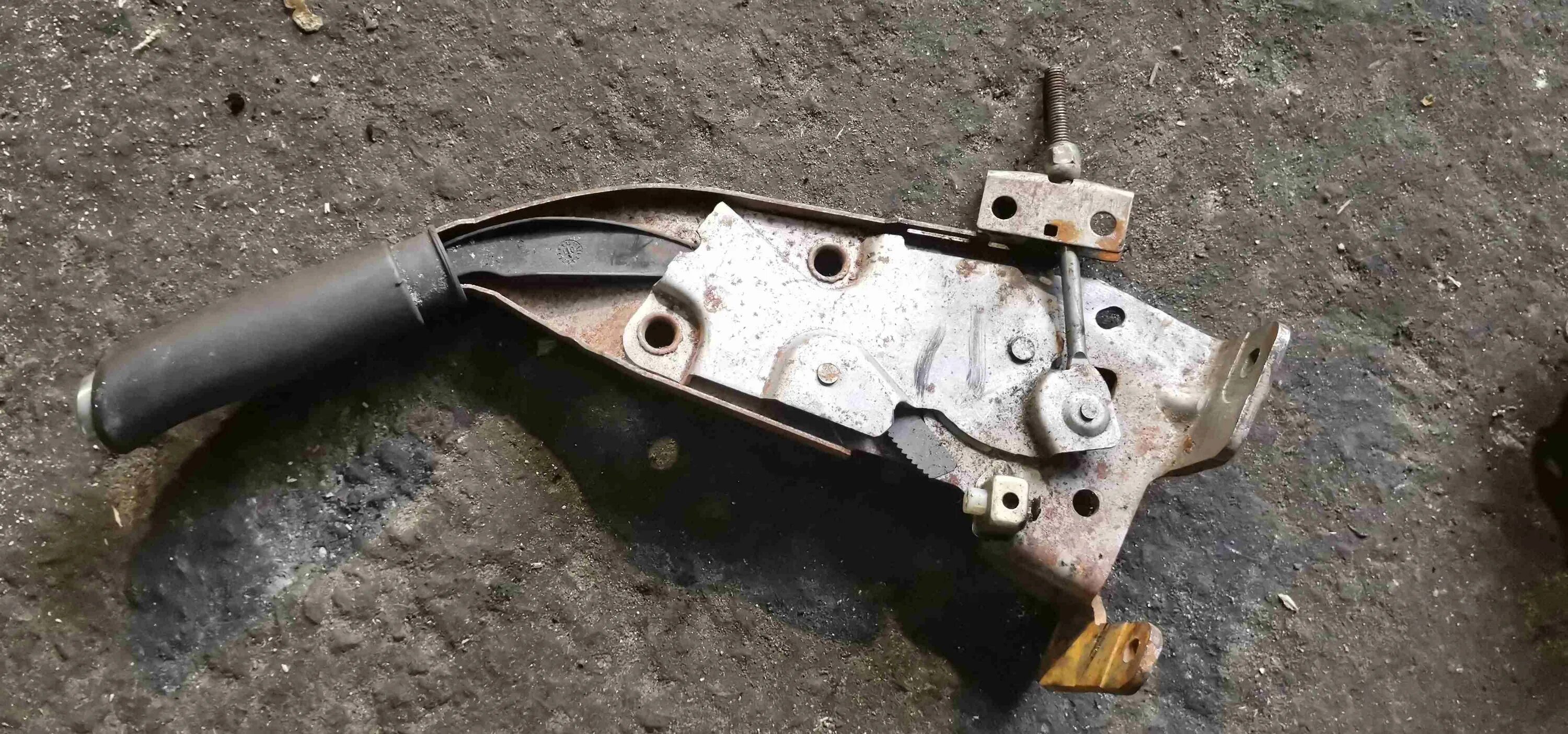 Ручник лагуна 2. Renault laguna 2 ручной тормоз. кронштейн ручника лагуна 2. рычаг горного тормоза рено. колодки ручной тормоз рено эспейс 4.