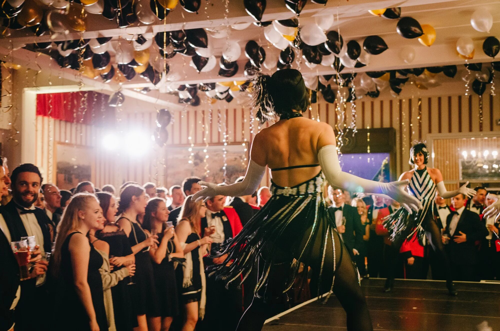 Танец гэтсби. Танцевальное шоу кабаре fusion. Великий гэтсби танцует. Танец гэтсби. Шоу балет гэтсби.