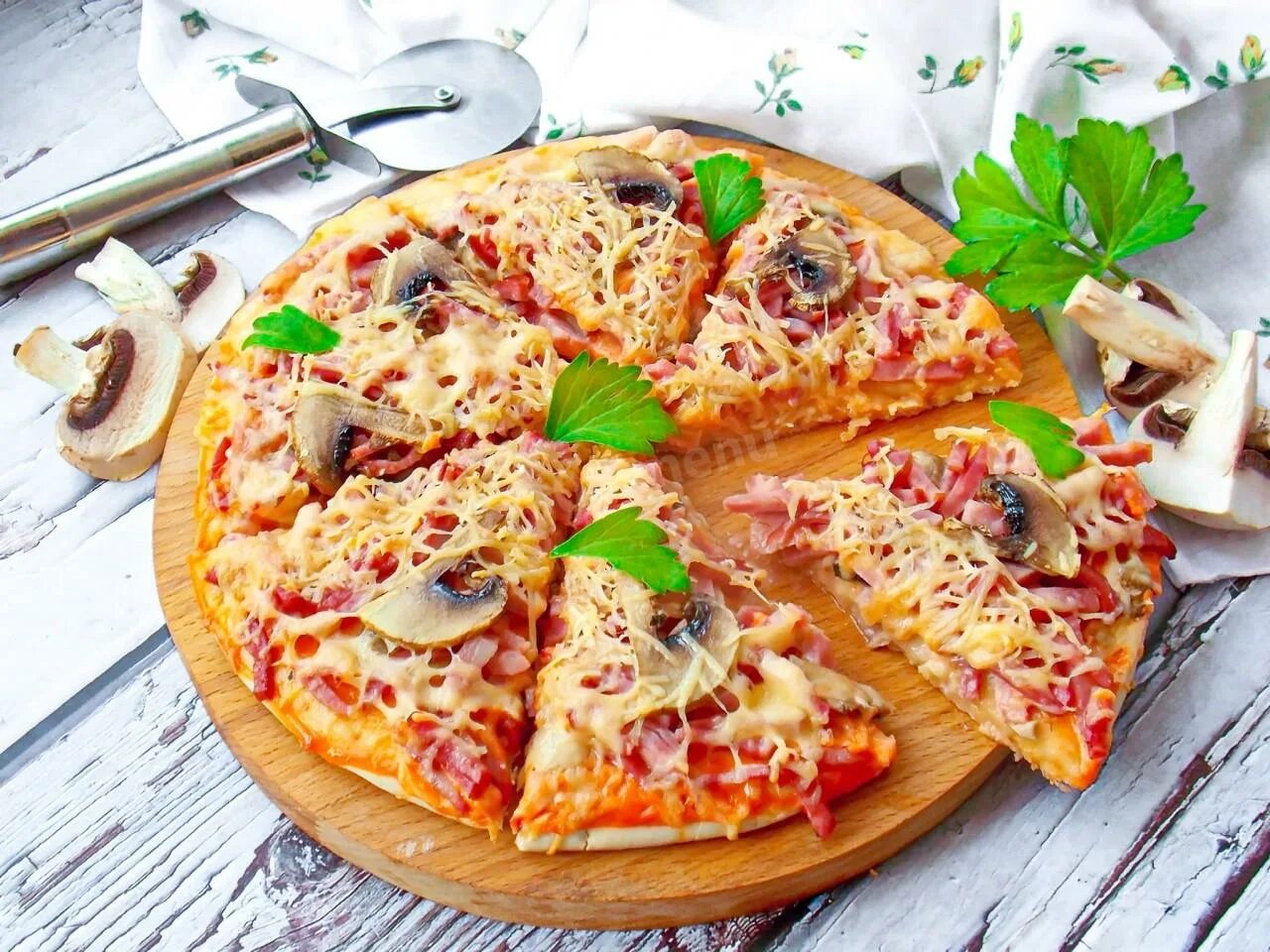 Вкусная пицца с грибами, колбасой и сыром Обои для рабочего стола 640x960