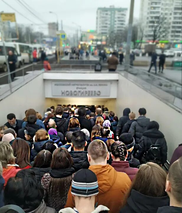 Новости москва утром. Очередь метро Новогиреево. Очередь в метро. Очередь. Выхино очередь в метро.