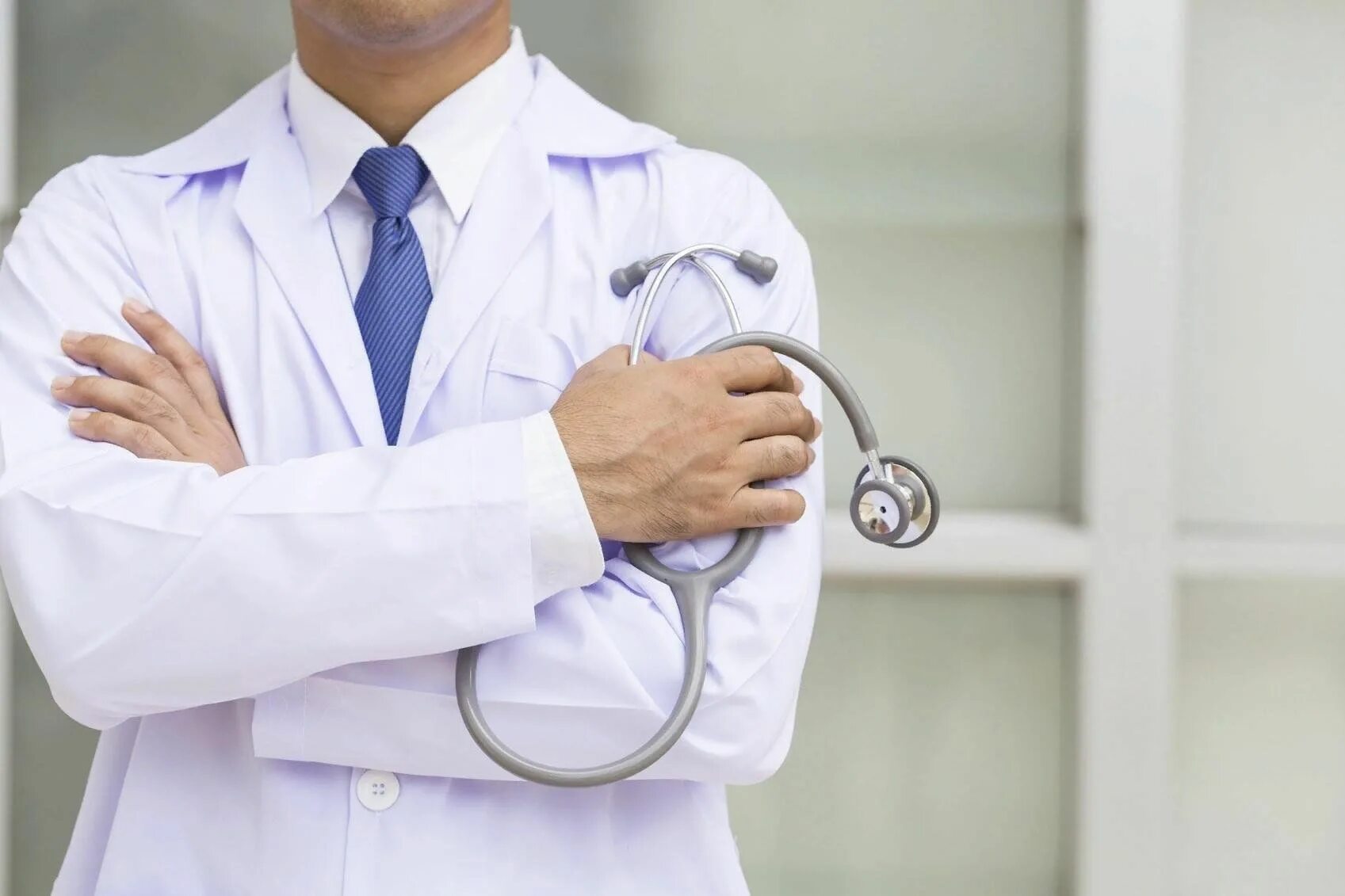 Врач с планшеткой. Книга про доктора. Врач читает. S medica. Доктор улыбается.