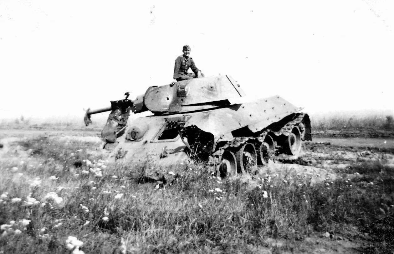 Т-34 летом 1941. Подбитые танки т-34 лето 1941. Подбитые танки второй мировой советские т34. Подбитые советские танки
