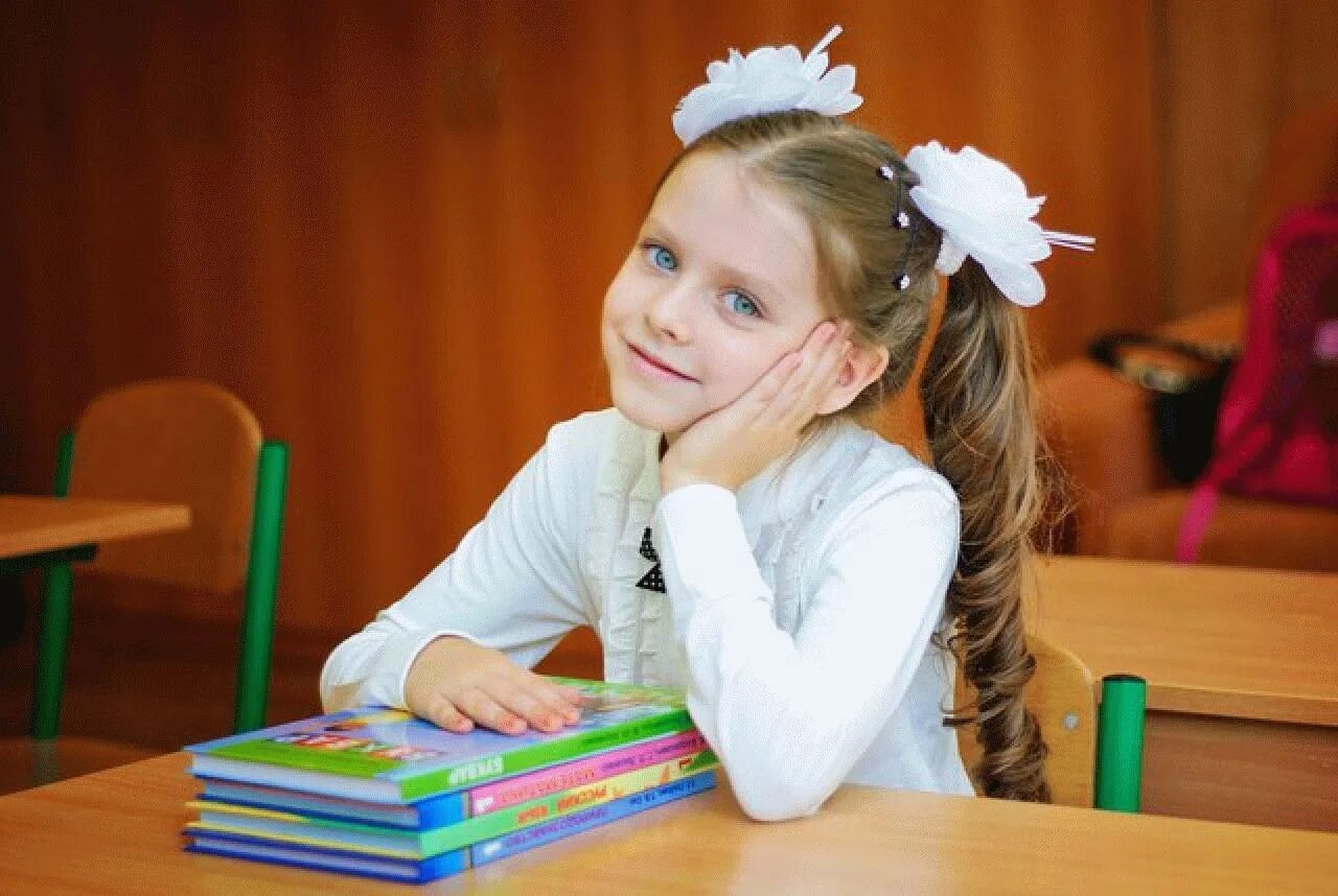 Школьники в классе. Первоклашки на линейке. Первоклассники. 5 для первоклассников. 1 в класс эмблема.