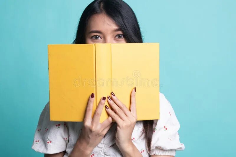 Лицо закрытое книгой. Лицо закрыто книгой. книгой закрыто лицо картинка. сахарная девочка лицо закрыто книгой. это не закрыла лицо книгой.