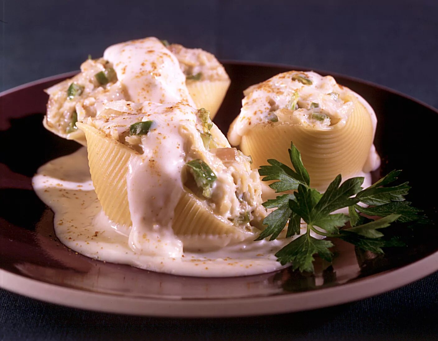 Ракушки с фаршем в сливочном соусе с сыром. Паста ракушки фаршированные. Паста каннеллони - cannelloni. Конкильони фаршированные тунцом. Макароны ракушки с курицей.