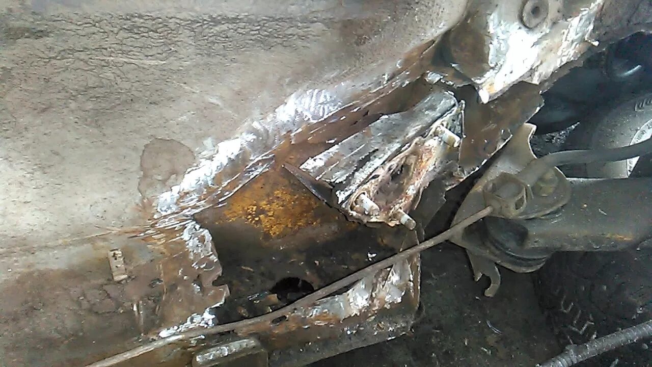 Вырвало крепление балки 2114. Крепление балки ваз 2114. Вырвало лонжерон. Передний лонжерон галант 9 2007. Усиление крепления бампера нива 2121.