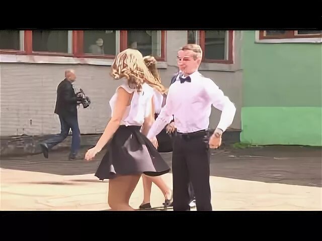 Одноклассница танцует с одноклассником