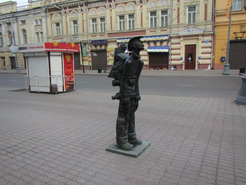 Скульптура туриста в иркутске. Статуя туриста в иркутске. 130 квартал иркутск бабр. 130 квартал иркутск. Иркутск для туристов.
