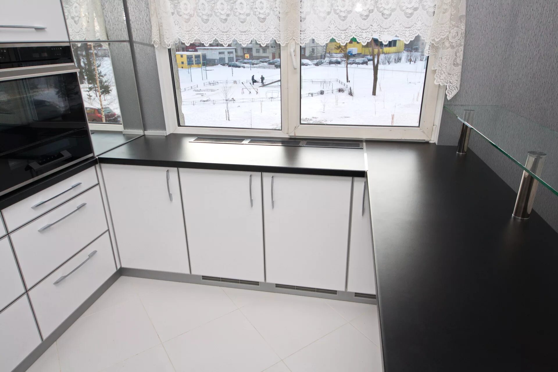 Подоконник на кухне. Подоконник-столешница на кухне. Кухня подоконник со столешницей. Кухня подоконник со столешницей. Подоконник-столешница на кухне.