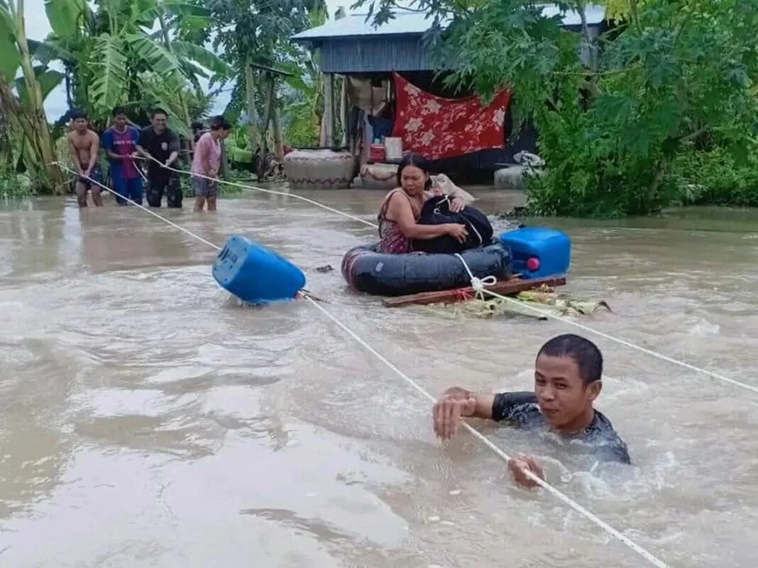 Вода уносит жизни. Наводнение в Камбодже. Вьетнам дождь.