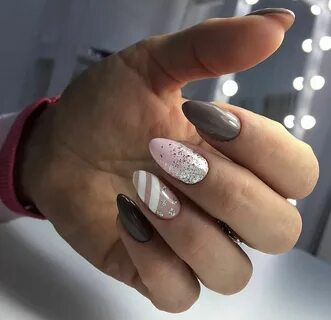Новогодний маникюр миндаль короткий