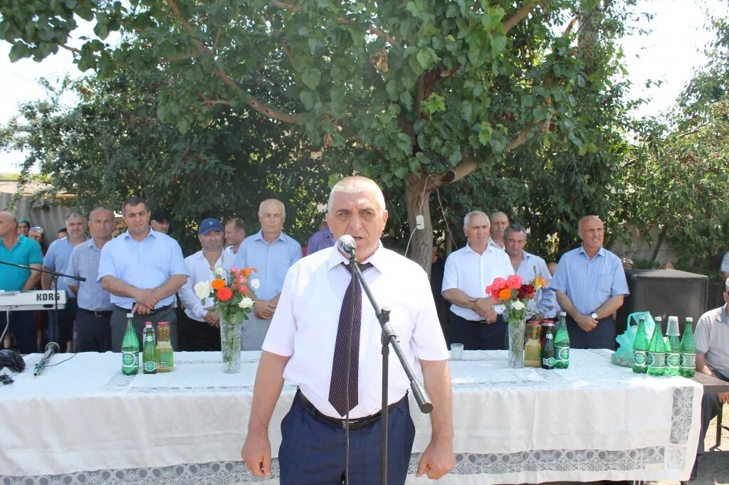Глава села эминхюр. Назир яхъяев эминхюр. Эминхюр. Эминхюр село. Эминхюр школа.