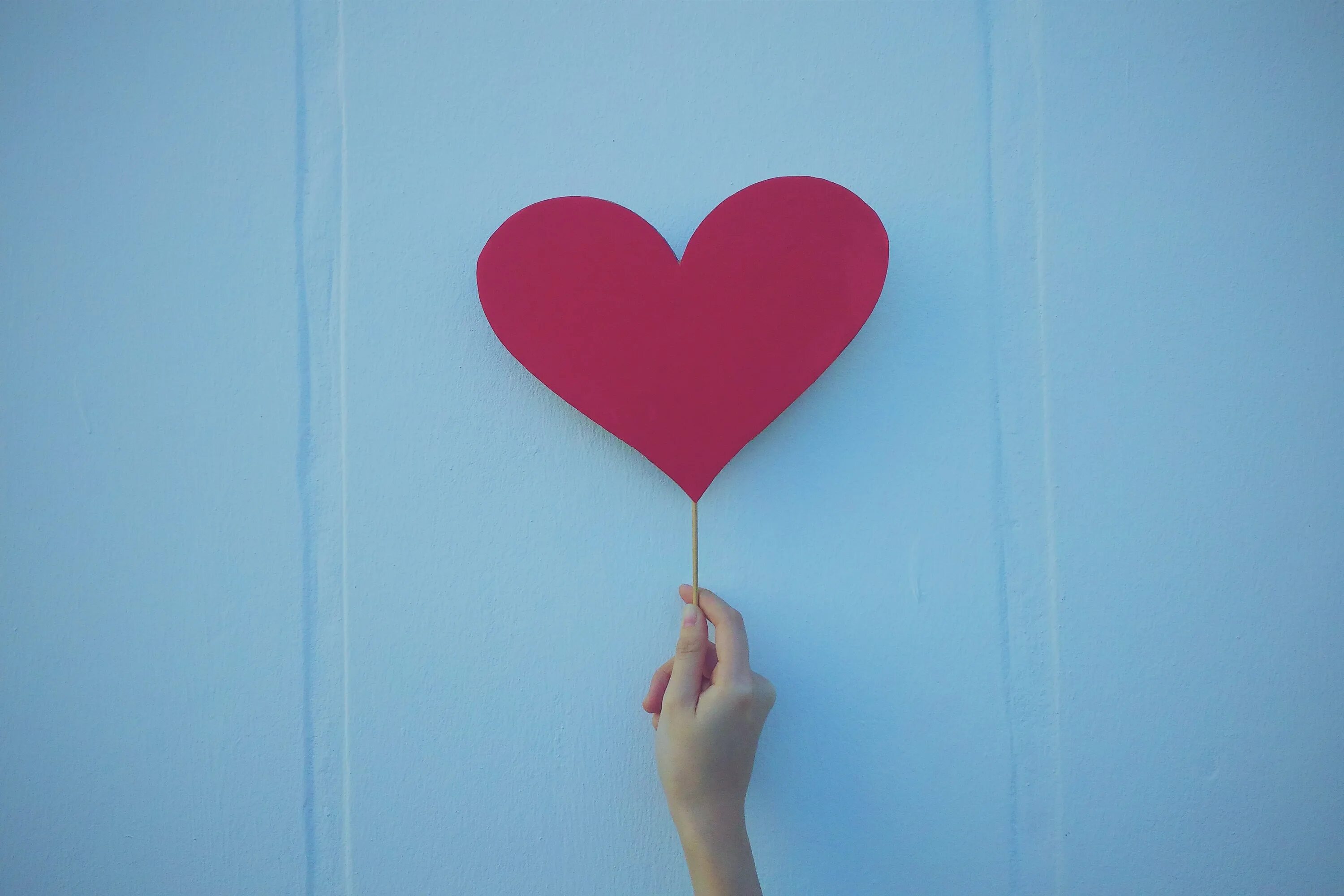 Руками стены песня. Сердечки на стену. Картинки на стену сердечки. Обои сердце в руках.