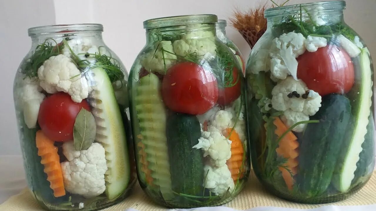 Овощное ассорти на зим. Ассорти маринованное из овощей. маринованное ассорти из овощей на зиму. соленые овощи. ассорти овощное маринованное на зиму.