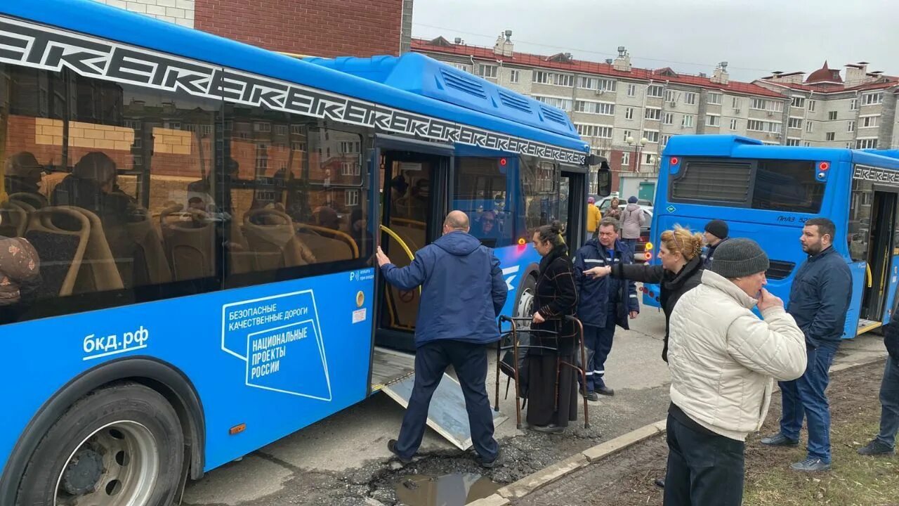 Люди в автобусе. Автобус. Украинские автобусы. Социальный автобус.