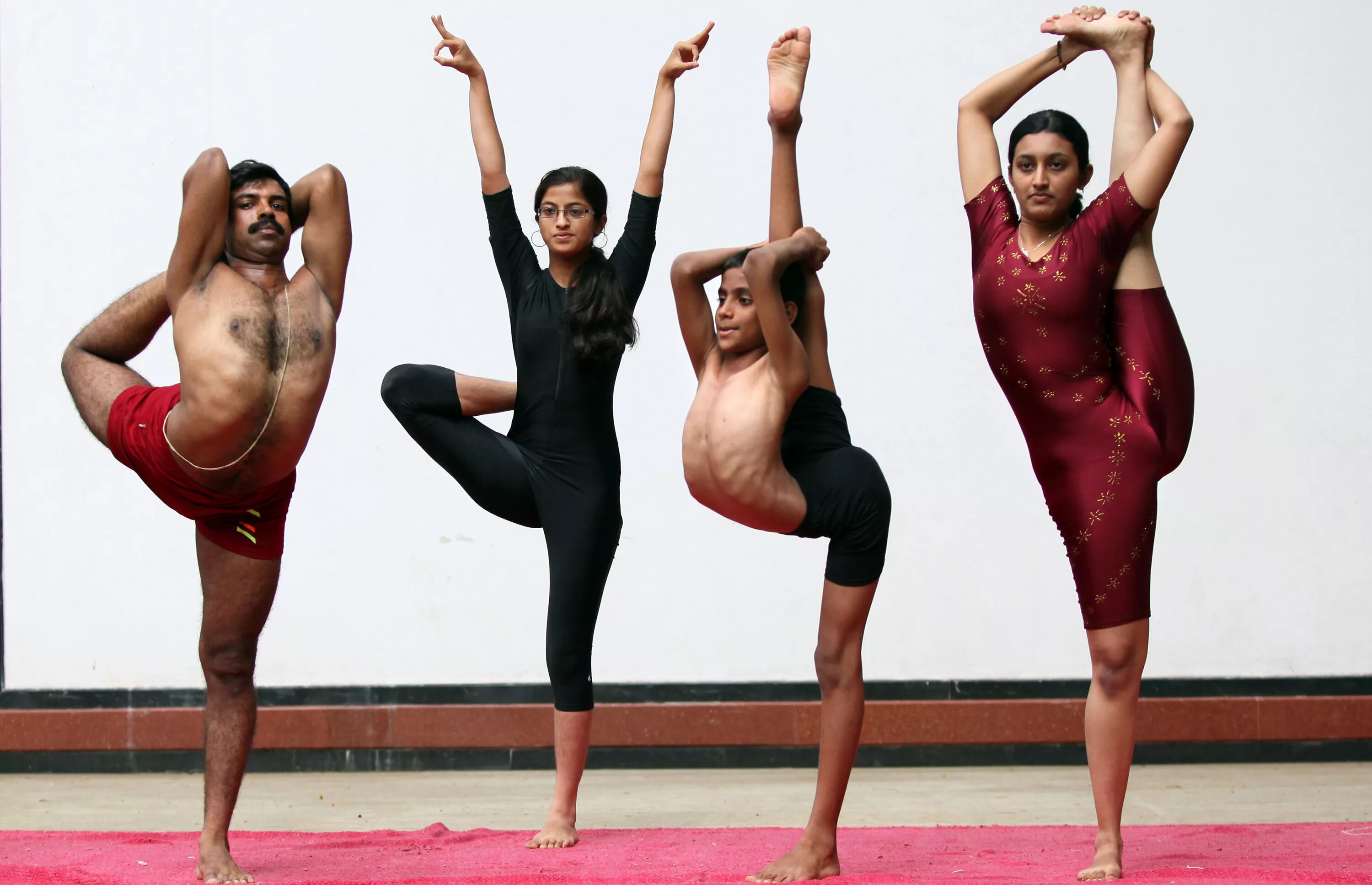 стойка на руках мексиканка. мужчины в странных позах. экстремальные позы. экстремальные позы в йоге. позы экстрим.