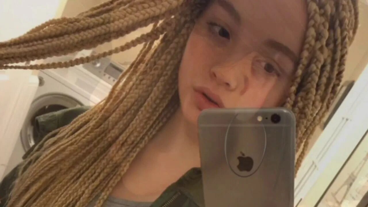 She is 12 years. Box Braids 2023. Светло бежевые зизи. Актриса зизи битс. Зизи гифка.