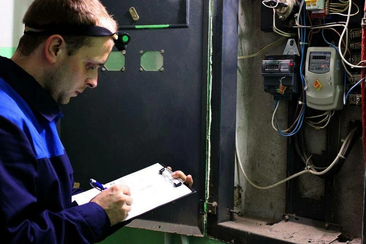 Завод счетчики. Счётчик электрической энергии. Поверка счетчиков электричества. Поверка электрических счетчиков. Прибор для поверки электрического счетчика.