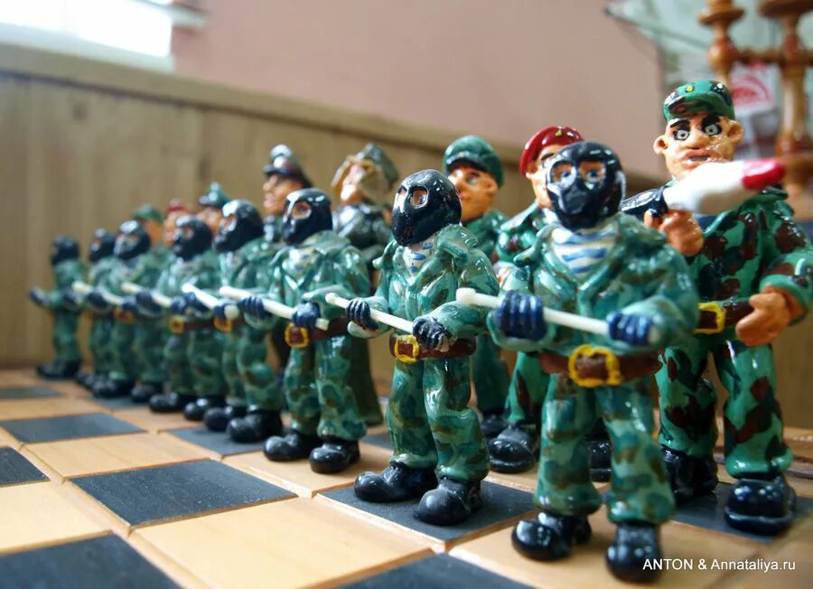 шахматы зеки против ментов. подарочные шахматы «полиция против бандитов»,. сувениры из хлебного мякиша. тюремные шахматы. шахматы из хлеба менты и зеки.