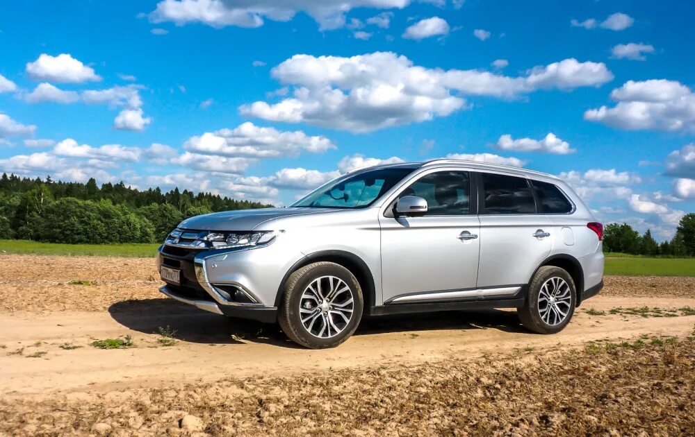 Mitsubishi outlander 2017. Митсубиси Аутлендер 2017 года. Митсубиси Аутлендер 2017 серебристый. Митсубиши Аутлендер 2017 года.