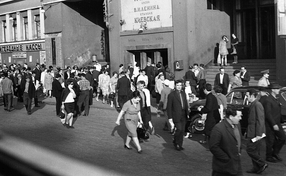 кузнецкий мост 20 век. в середине 70 х гг. харрисон форман в москве 1959 года. москва площадь революции 1970-е. фотографии харрисона формана 1959 год.