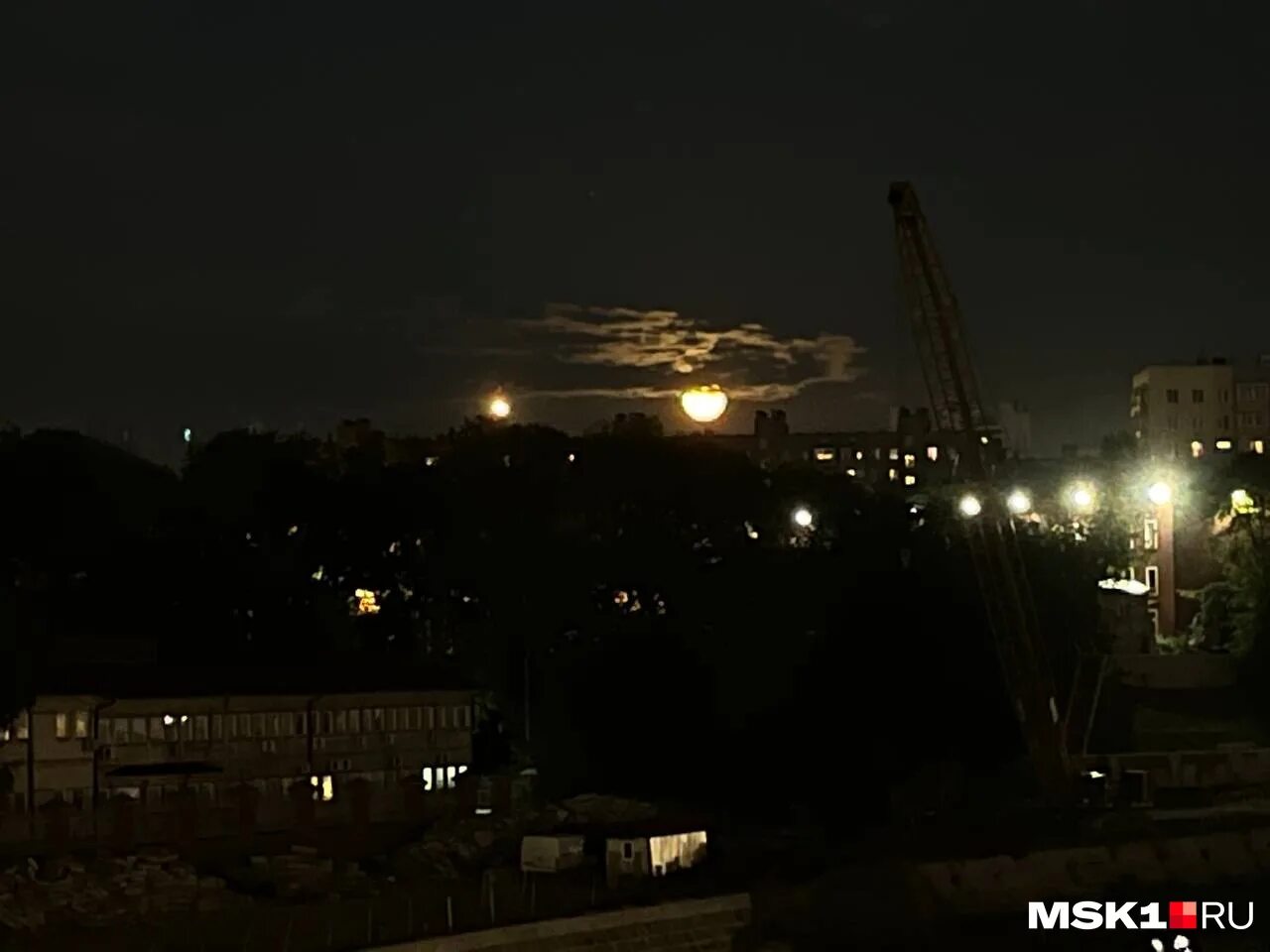 Голубая луна реальные фото. Луна мем. Луна всему виной. Голубая луна явление. Голубая луна всему виной.