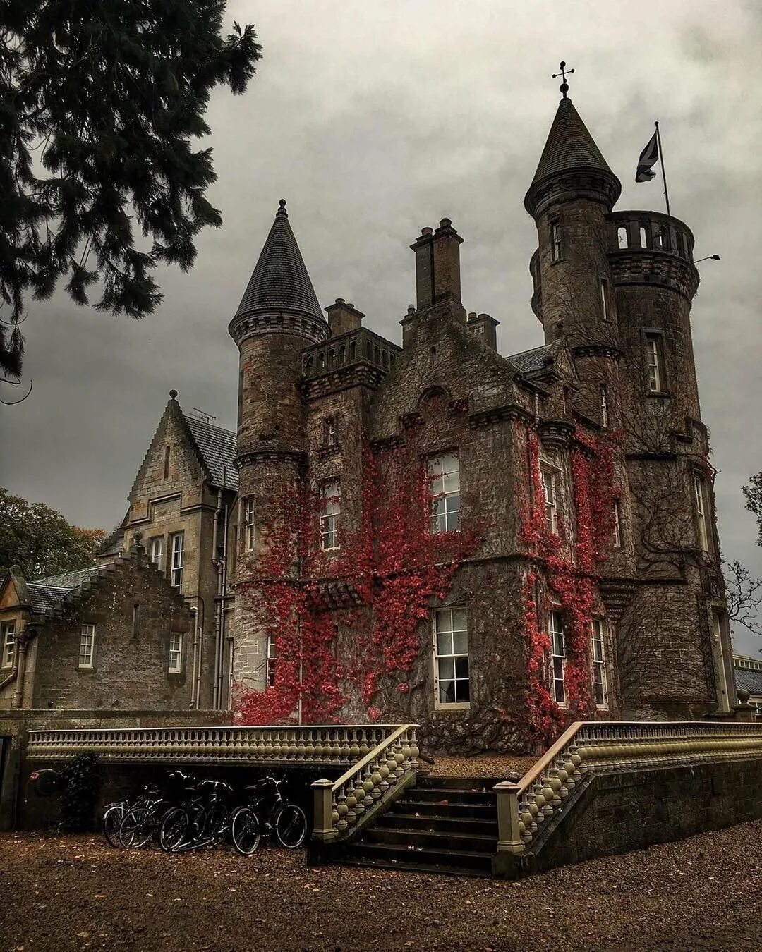 Темные поместья. Замок карловери Carlowrie Castle Шотландия. Особняк Тюдор Готика архитектура. Замки Шотландии Готика. Особняк Элмс Шотландия.