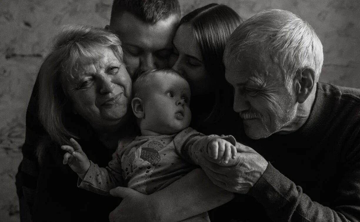 Бабушки дедушки с внуками трогательные. Семья бабушка и дедушка рядом. Самая молодая бабушка в России.