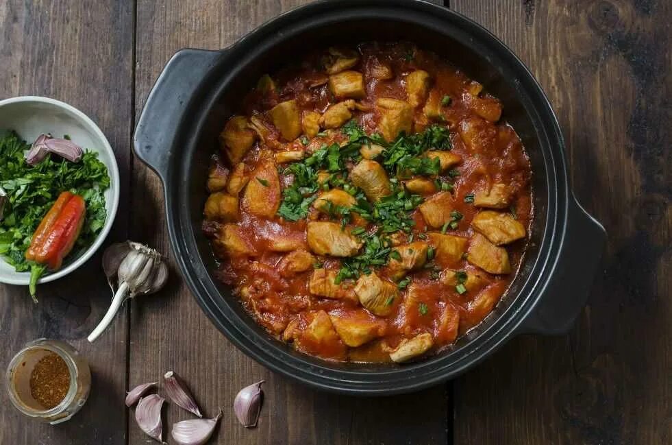 Овощи в томатном соусе на сковороде. Говядина с овощами на сковороде. Мясо тушеное с овощами. Воскресное тушеное мясо по-креольски. Рагу из свинины с овощами на сковороде.