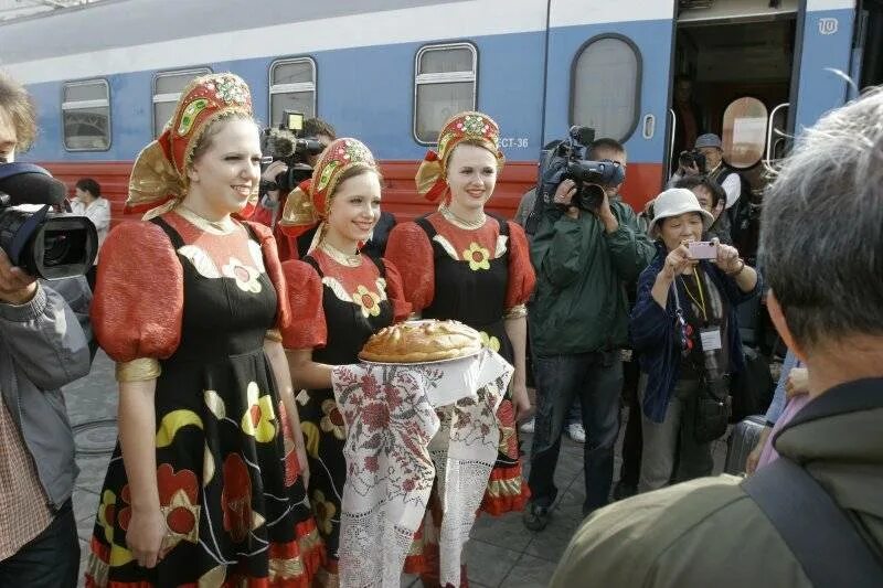 Погода в гостеприимном. Встреча с хлебом и солью. Хлеб соль встреча гостей. Встреча гостей на вокзале. Русское гостеприимство.