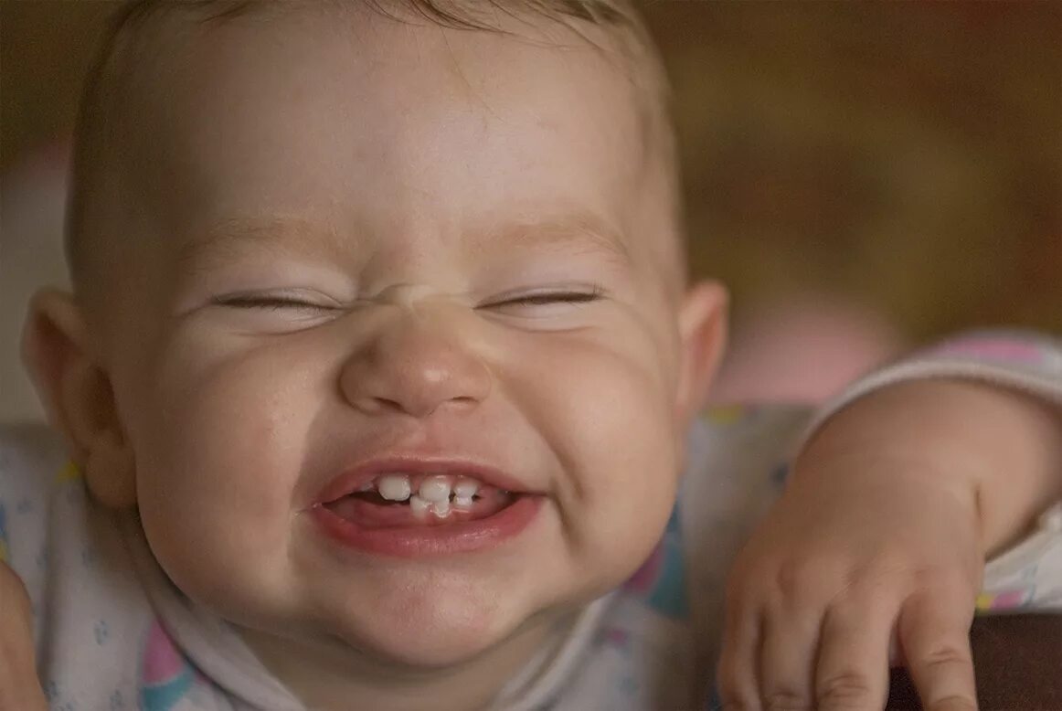 Улыбка картинки. Малыш смеется. Ребенок ржет. Смех младенца. Дети заразительно смеются.