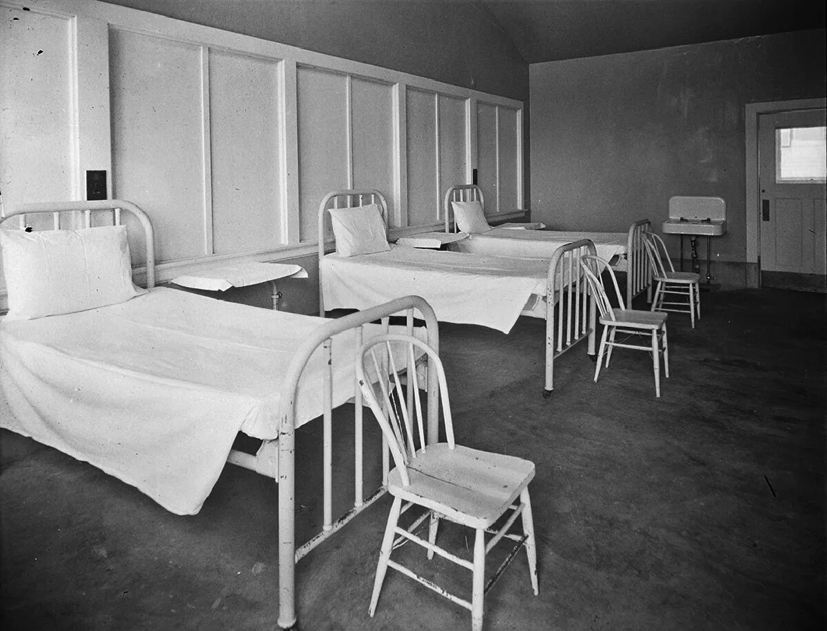 Психиатрическая больница 20 века. Психиатрическая больница 19 века. Больничная палата 20 века. Госпиталь в Германии 1970.