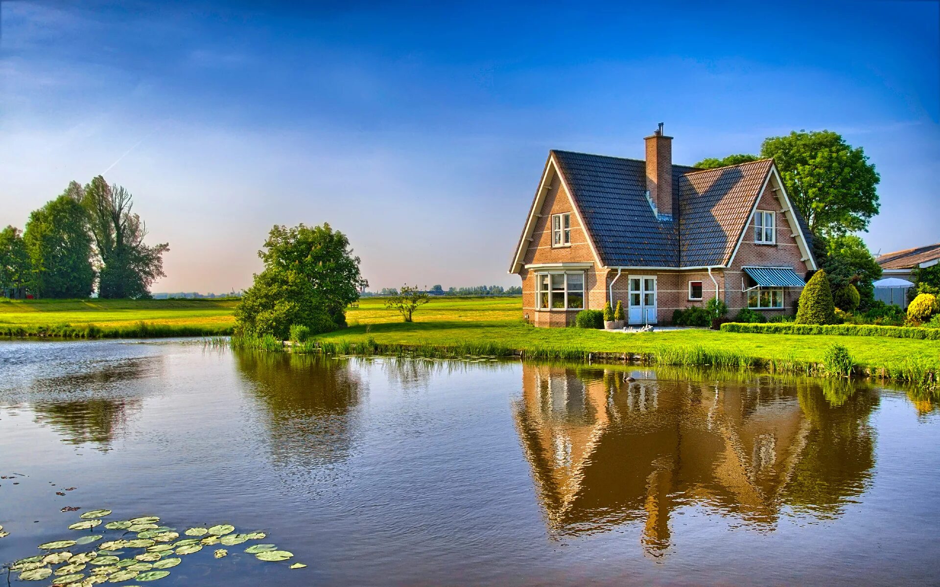 Красивый домик. Красивая дача. Дача. Дачный домик. Ландшафт коттеджа.