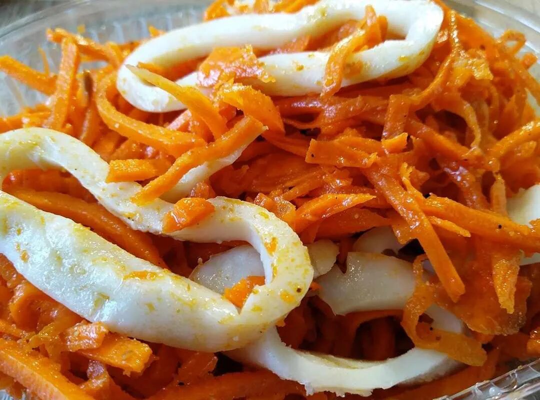 Кальмар капуста рецепт. Кальмары Хе с морковью по-корейски. Хе с кальмарами. Морковча с кальмарами. Морковь по-корейски с кальмарами.