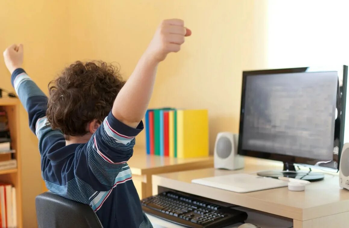 Спокойно занятие. Ребенок за компьютером. Компьютер для детей. Компьютер в школе. Дети за компом в школе.