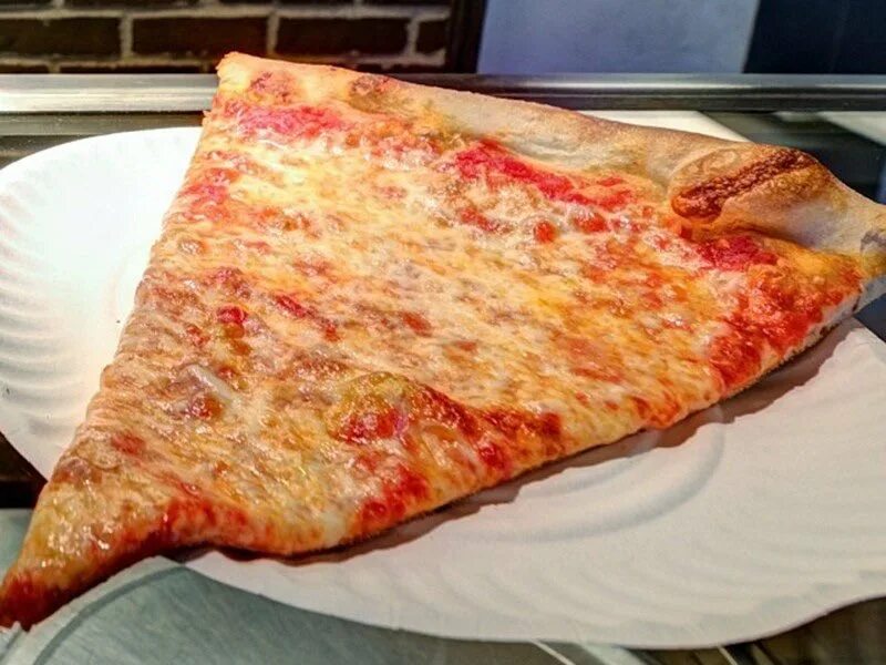 Пицца большие куски. Огромный кусок пиццы. Огромная пицца. Американская пицца. Гигантская пицца.