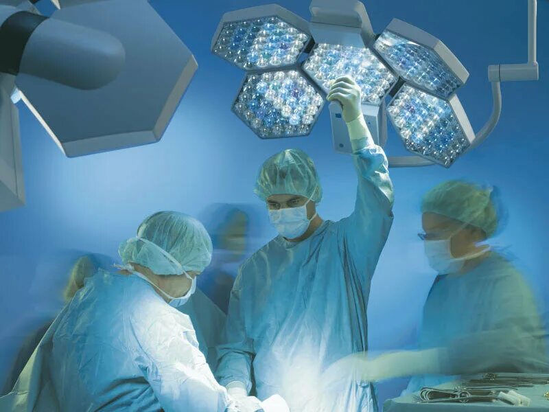 Широко используют в медицине. Медицина освещение. Свет в операционной. Операционное освещение. Операционная лампа.