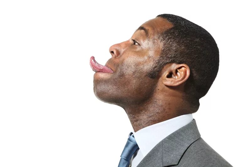 Открытый рот мужчины. Афроамериканец в профиль. Темнокожий с открытым ртом. Афроамериканец с высунутым языком.