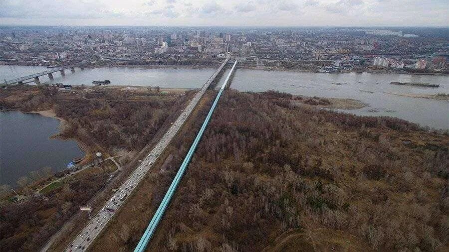 Новосибирск левый берег. На левом берегу оби. Новосибирск вид на реку. Берег реки обь новосибирск. Парк у ледовой арены в новосибирске.