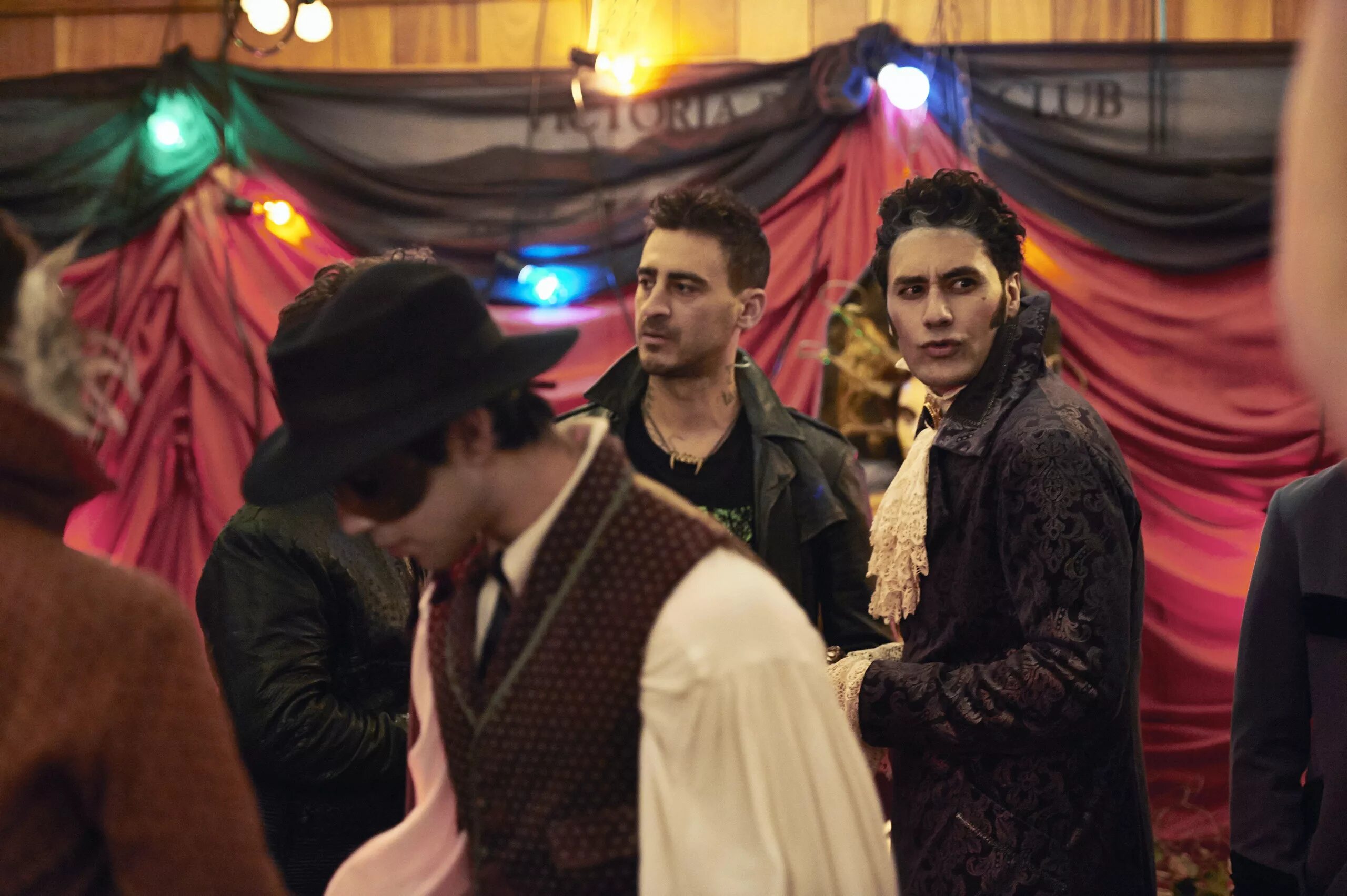 What we do in the. Тайка вайтити реальные упыри. реальные упыри / what we do in the shadows 2014. джонатан бруг дикон. тайка вайтити в фильме реальные упыри.