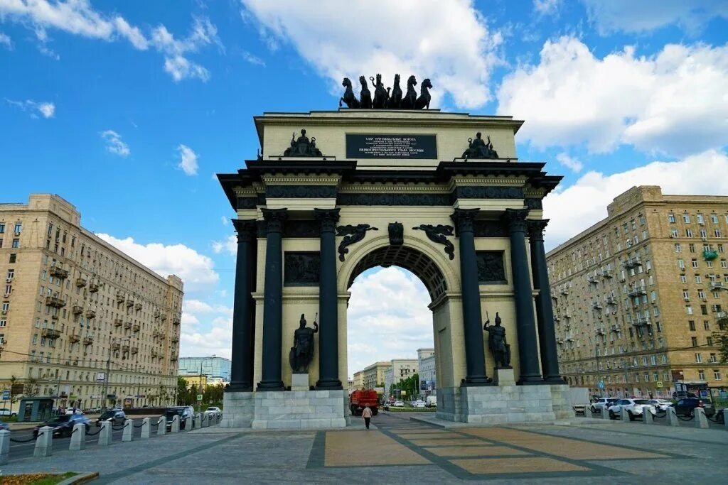 Триумфальная арка. О. Триумфальная арка москва колесница. Где находятся триумфальные ворота. Москва.
