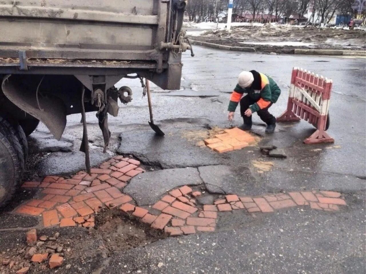 Кладут асфальт. Юмор дорожников. Дорожники приколы. Приколы про асфальт в России.