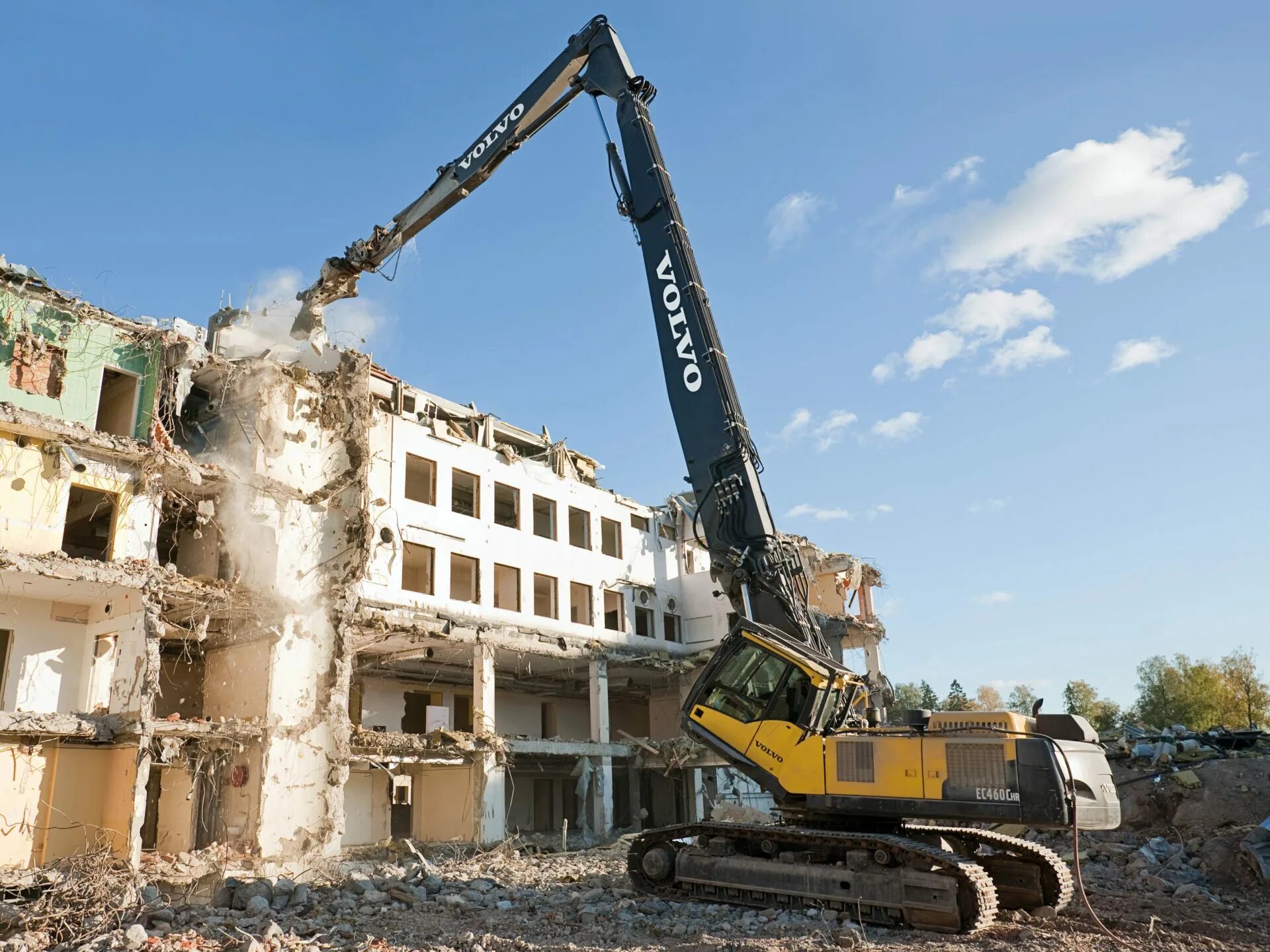 Экскаватор для разрушения зданий. Оборудование для сноса зданий и сооружений. Демонтаж домов. Разрушитель demolition экскаватор. Демонтаж зданий.