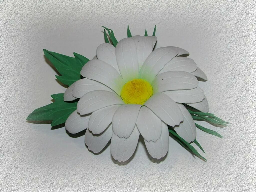 Ромашка из фоамирана. Заколка ромашка. Ромашка из фомы. Брошка ромашка из фоамирана. Ромашки из фоамирана своими.