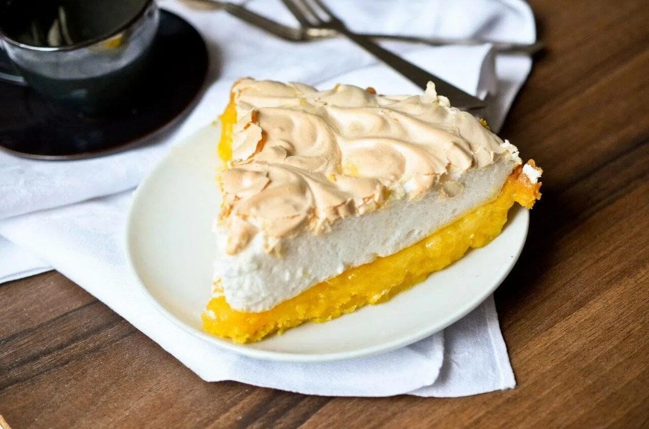 Крем из желтков для меренгового. Павлова лемон курд. Пирожное воздушное безе меренга. Лимонный пай с меренгой. Крем из желтков для меренгового.