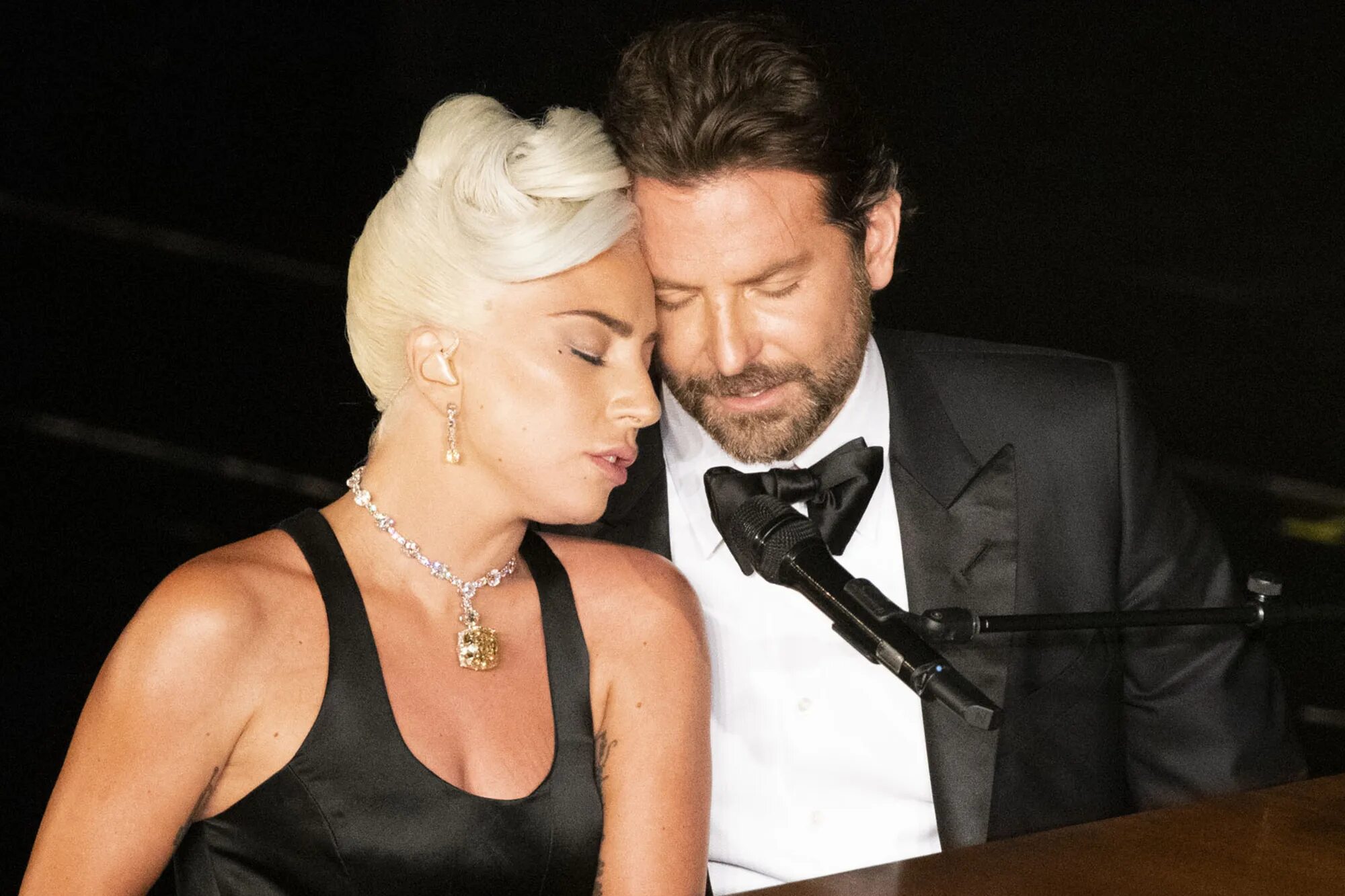 Леди Гага и Брэдли Купер отношения. Леди Гага и Брэдли Купер папарацци. Леди Гага с женихом. Самарская леди Гага. Леди гага и брэдли купер слушать