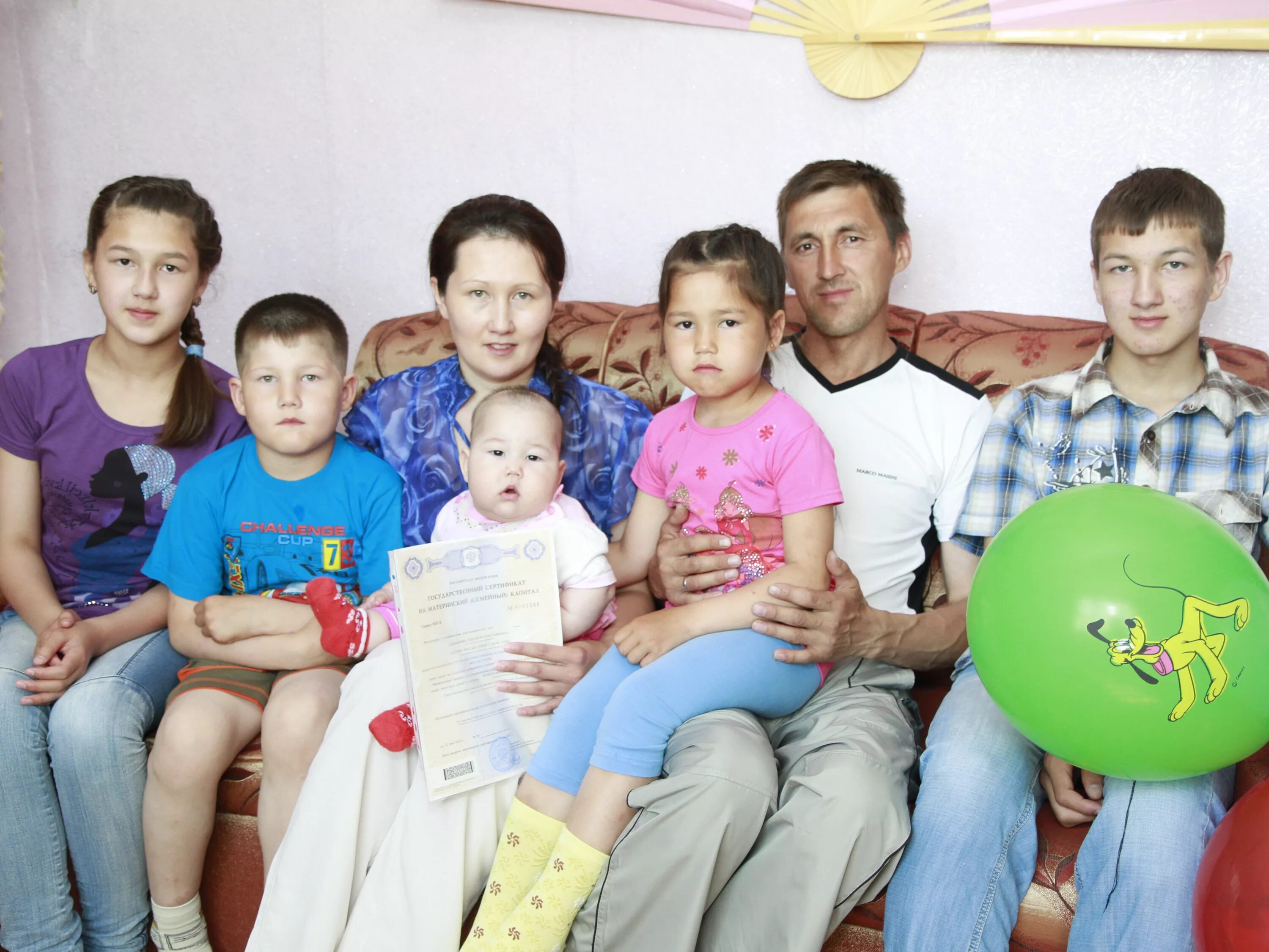 Многодетная семья. Многодетная семья в России. Многодетные семьи Казахстан. Поддержка многодетных семей.
